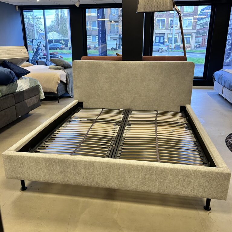 Ledikant Showmodel Stof 180×200 met lattenbodems 50% korting